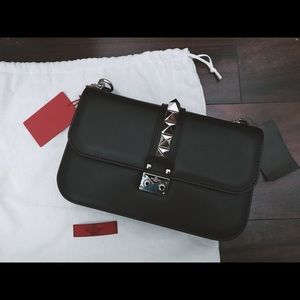 🔥VALENTINO GARAVANI BLACK LOCK MEDIUM LEATHER